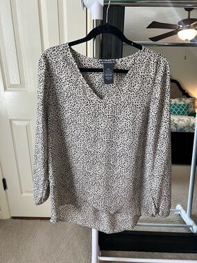 Chelsea & Theodore Beige and Black Leopard Print V-Neck Blouse Sz M